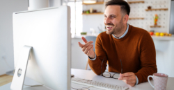 Mann im Homeoffice am Computer